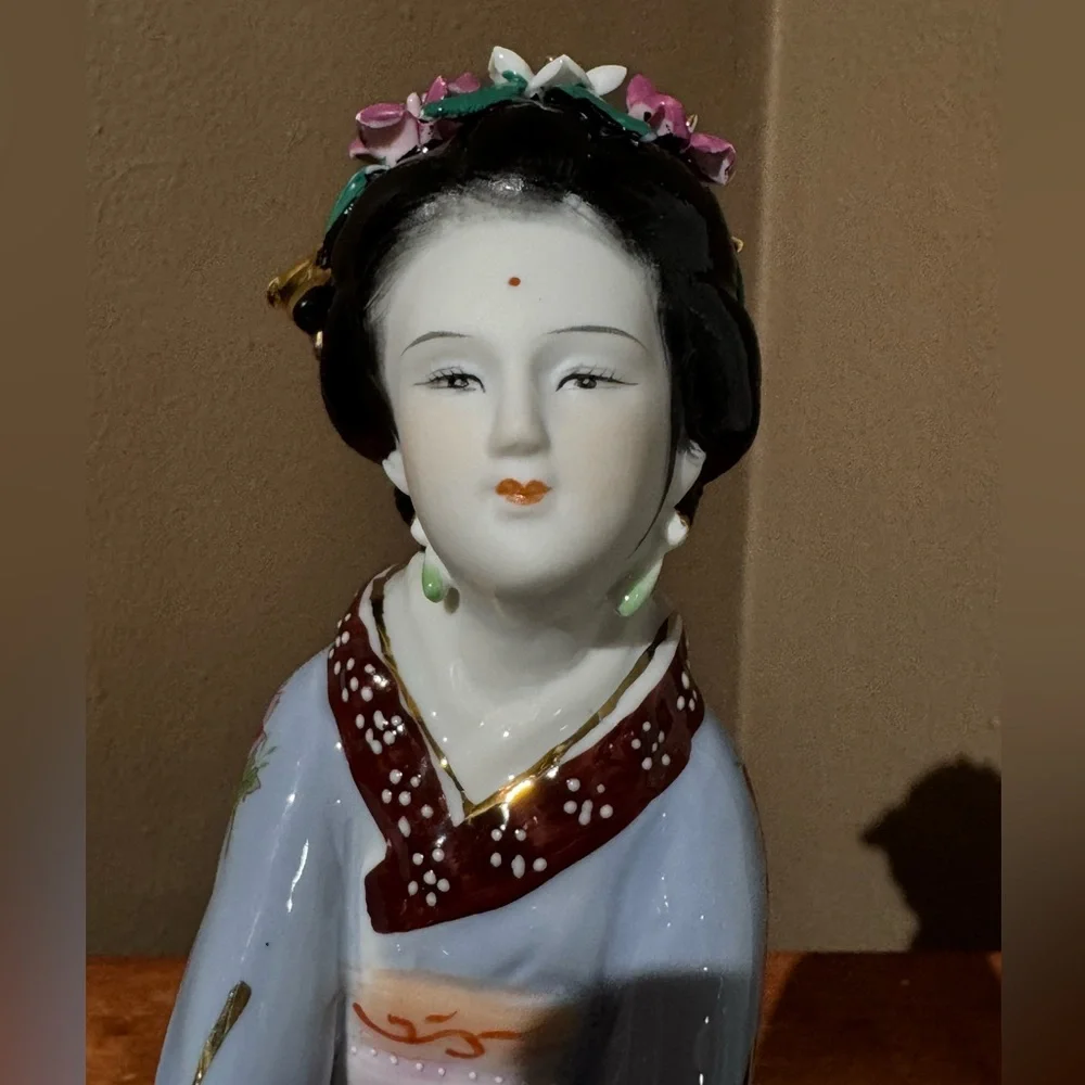 Japanese Geisha Girl Figurine Hand Painted Porcelain Collectible 🏯